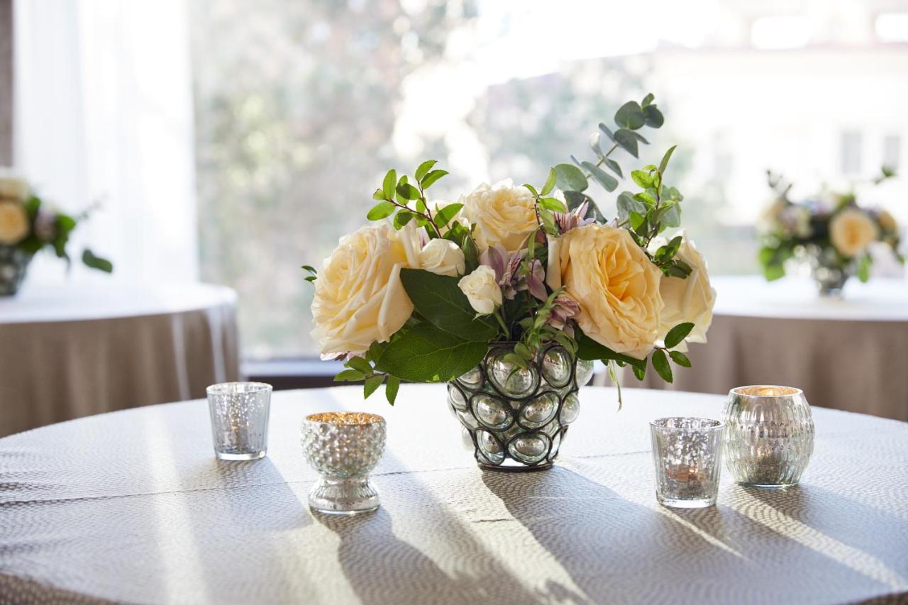 The Plaza Hotel Pioneer Park El Paso Exterior photo A table centerpiece
