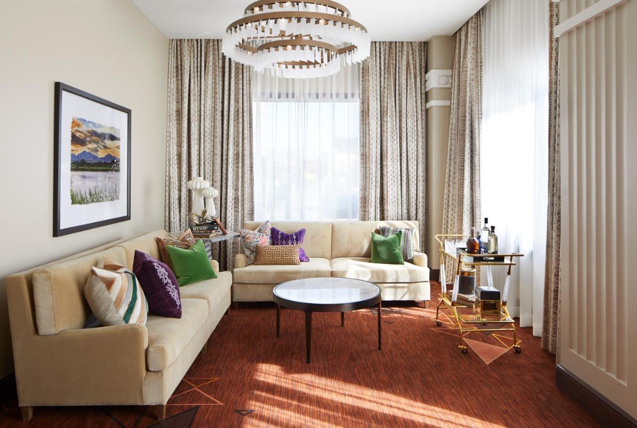 The Plaza Hotel Pioneer Park El Paso Exterior photo A living room